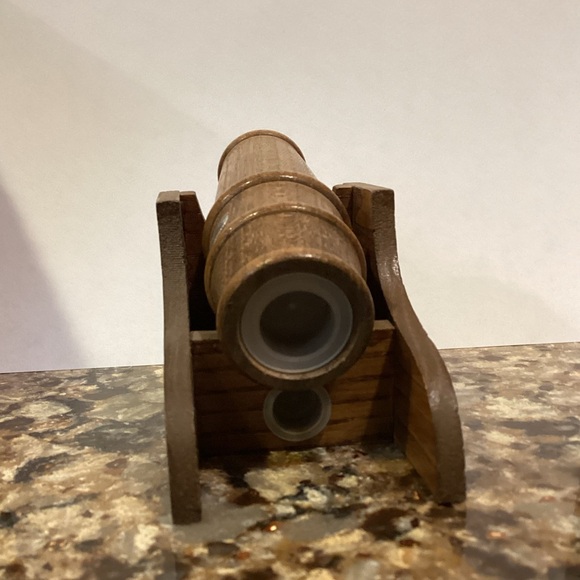 Huntsville Ont Canada Vintage Wooden 2 Piece Cannon Salt & Pepper Table Shakers - Picture 5 of 9
